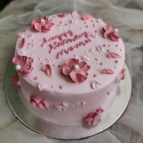 Floral Birthday Cake For Mom, Cake For Mothers Birthday Beautiful, Mother Birthday Cake Design, Mothers Birthday Cake Ideas, Mom Bday Cake Design, Cake Ideas For Mothers Birthday, Birthday Cake Ideas For Mother, Fresh Cream Cake Decoration, Bday Cakes For Mom