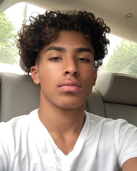 HOODFAV PRINCE👑 on Instagram: “Last min shit🥴” Boys Haircuts Curly Hair, 3a Curly Hair, Taper Fade Curly Hair, Brown Hair Boy, Brown Curly Hair, Boys With Curly Hair, Beauty Makeup Tips, Curly Hair Men, Curly Hair Cuts