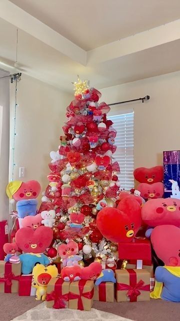 Bt21 Christmas Tree, Bts Christmas Tree, Christmas Tree Ideas Red, Themed Christmas Tree Ideas, Kpop Christmas, Bts Dogs, Themed Christmas Tree, Bts Christmas, Days Until Christmas