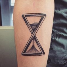 Tattoo Man, Permanente Make-up, Hourglass Tattoo, Nordic Tattoo, Inspiration Tattoos, Tattoos Geometric, Clock Tattoo, Time Tattoos, Tattoo Pattern