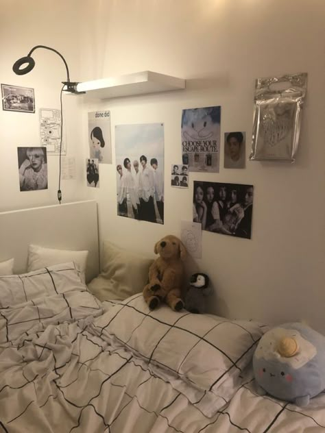 Grid Bedding Aesthetic Room, Minimal Kpop Room, Kpop Room Inspiration, Cute Kpop Room, K Pop Poster Wall Ideas, Skz Room Decor, Korean Room Ideas, Room Inspo Kpop, K-pop Room