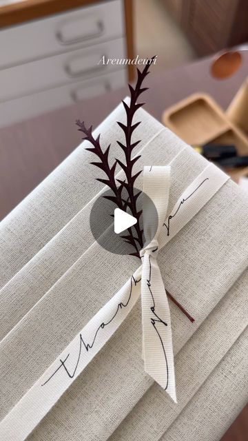 Two Tone Gift Wrapping, Rustic Wrapping Ideas, Double Kimono Gift Wrapping, How To Wrap Books As Gifts Presents, Gift Wrapping Ideas Without Boxes, Big Gift Wrapping Ideas, Creative Gift Wrapping Christmas, Present Wrapping Ideas Creative, Fancy Gift Wrapping Ideas