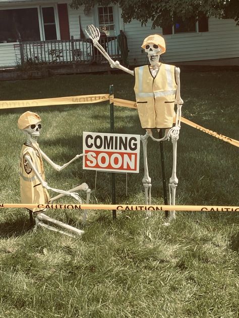 Halloween Skeleton Display, Skeleton Halloween Decor, Halloween Skeleton Ideas, Skeleton Poses Halloween, Farmer Skeleton, Skeleton Displays For Halloween, Skeleton Ideas For Halloween, Skeleton Displays For Halloween Funny, Cowboy Skeleton Halloween