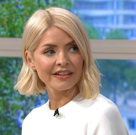 Holly Willoughby Hair, French Bob, Holly Willoughby, Hair Crush, Bleached Hair, Hair Short, Hair Colour, Bobs Haircuts, Beauty Inspiration