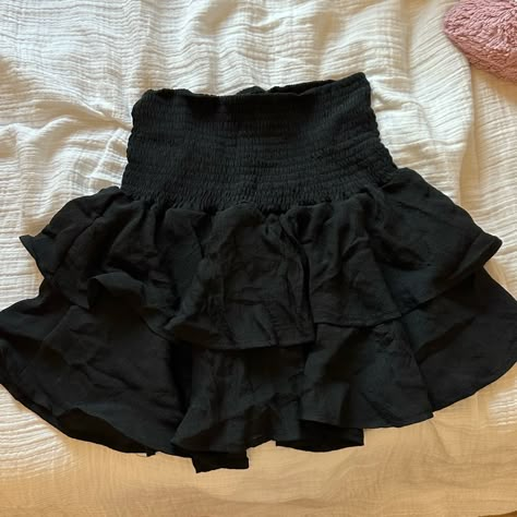 Never Worn. Black Ruffled Tiered Mini Skirt. Perfect For Summer As A Swimsuit Coverup!! Black Ruffle Mini Skirt, Black Tiered Skirt, Japan Life, Ruffled Mini Skirt, Tiered Mini Skirt, Skirt Midi, Swim Skirt, Skirt Mini, Layered Skirt