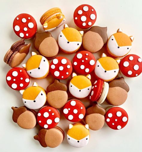 Woodland themed party macarons by @carouselmacarons #macarons #macaronslady #macaronstagram #frenchmacarons #f52grams #foodblogfeed… Baby Shower Macarons, Party Macarons, Macaron Decoration, Woodland Birthday Cake, Woodland Themed Party, Fox Food, Pastel Macarons, Woodland Party Theme, Mint Decor