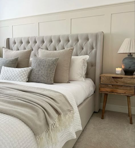 Cream And Grey Bedroom, Room Decor Inspo Aesthetic, Aesthetic Vintage Room, Room Decor Bedroom Aesthetic, Aesthetics Room Decor, Room Decor Ideas Aesthetic, Spare Bedroom Ideas, Decor Bedroom Aesthetic, Ottoman Bed Frame