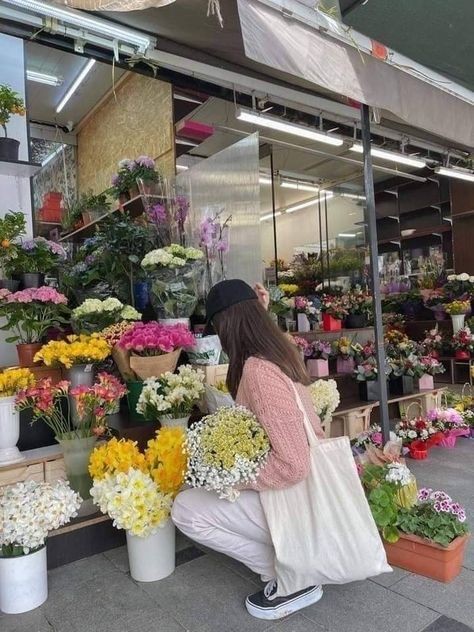 Flower Shop Outfit, Pastel Spring Outfits, Flowershop Aesthetic, Outfits Spring Aesthetic, Romantic Lifestyle, Girlie Aesthetic, Cottage Core House, Cottage Core Fashion, Fairytale Aesthetic