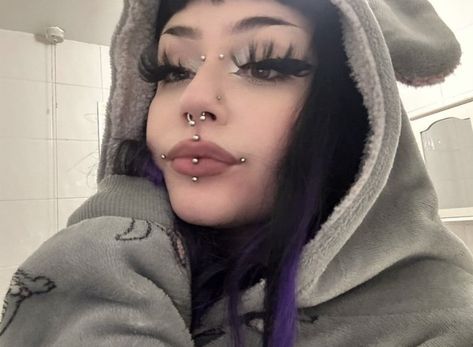 Facial Piercing Set Up, Face Full Of Piercings, Edgy Makeup Grunge, Frowny Piercing, Emo Baddie Makeup, Makeup Edgy, Piercings Face, Metal Baby, Vampire Bride