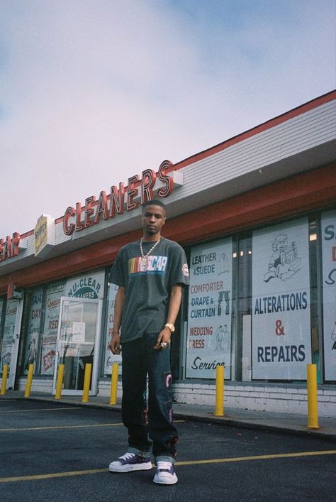 Men Gas Station Photoshoot, Rapper Street Photography, Male Streetwear Photoshoot, Male Photoshoot Ideas Outdoor, Aesthetic Rappers, Photo Ideas Men, Urban Photography Portrait, Streetwear Photography, Streetwear Photoshoot