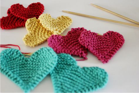 Owl Knitting, Knitted Heart Pattern, Knit Techniques, Knit Scarfs, Bunting Pattern, Small Knitting Projects, Arm Knitting Blanket, Valentines Inspiration, Knitting Patterns Free Sweater