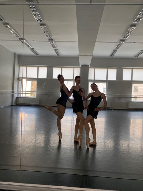 Ballet School Aesthetic, Dancer Lifestyle, Ballet Pictures, Ballet Academy, Ballet Poses, Ballet Inspiration, Ballet Photos, Ballet School, Dancing Aesthetic