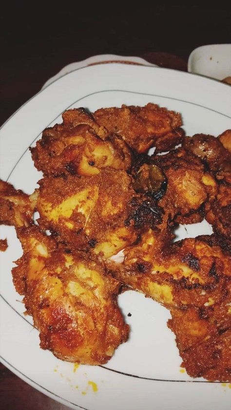 Crispy chicken Chicken Fry, Eating Food Funny, Fry Chicken, Pakistani Food, Food Drink Photography, Biryani Recipe, Snap Food, Food Platters, Instagram Food