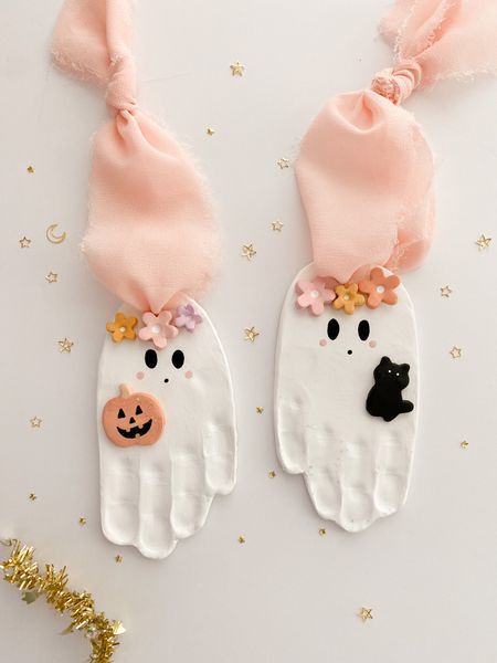 Clay Ghosts, Halloween Handprint Crafts, Crayola Air Dry Clay, Clay Handprint, Ghost Crafts, Handprint Ornaments, Fall Arts And Crafts, Halloween Clay, Diy Bebe