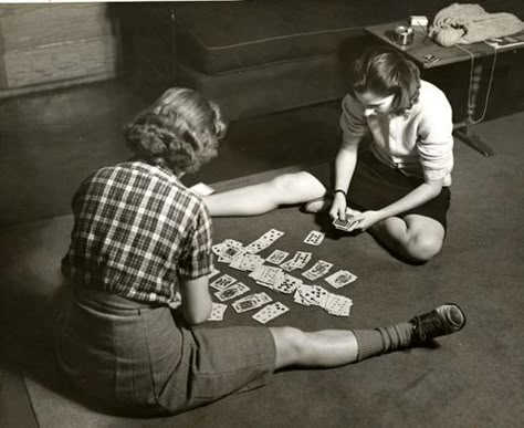 Students playing cards in their dorm room at Vassar College, 1940s. Design Moda, Vintage Life, Jolie Photo, 1940s Fashion, Life Magazine, Vintage Pictures, The Good Old Days, Vintage Girls, Vintage Photographs