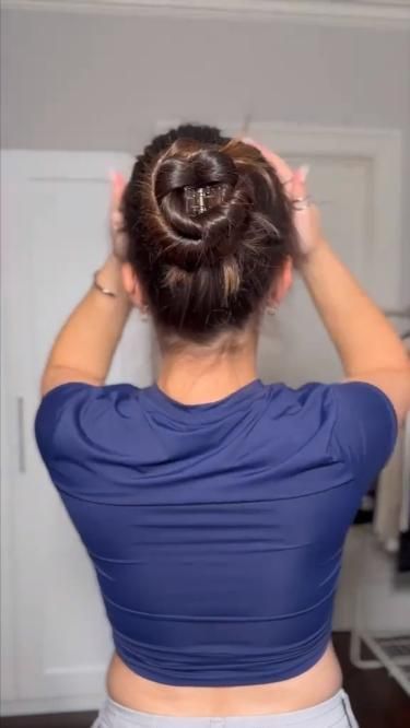 hair colors fall|haire color fall|hair color thinning hair|hair color ideas for blondes Gym Claw Clip Hairstyles, Claw Clip Bun Hack, Clay Clip Hairstyles, Bun Hairstyles Tutorials Videos, Everyday Bun Hairstyles, Claw Clip Bun Long Hair, Claw Clip Bun Tutorial, Gym Hairstyles For Long Hair, Hair Claw Clip Hairstyles