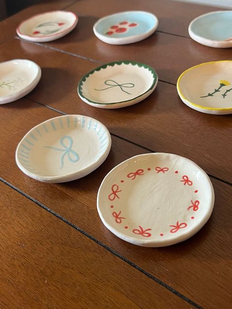 Ceramic Jewelry Dishes, Jewelry Dish Painting Ideas, Ceramic Jewelry Dish, Diy Dish, Jewelry Dishes, Ceramic Ring Dish, Diy Pottery Painting, Air Dry Clay Projects, Cute Ring