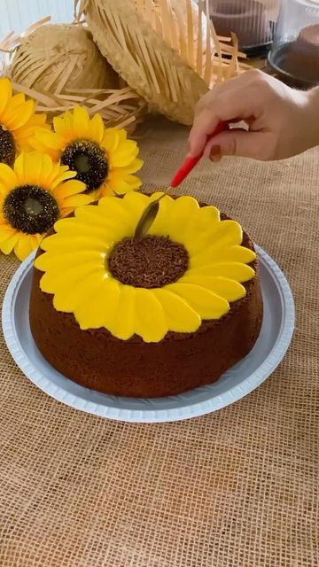 @decorelement on Instagram: "Sunflower Bundt cake love this technique 🌻 🌻🌻 👉 baker credit: @mimosdofornooficial #sunflower #cake #cakedecorating #cakeinspiration #cakesofinstagram #sunflowercake #fall" Sunflower Bundt Cake, Sunflower Cake Birthday, Sunflower Cake, Fondant Cake Designs, Brownie Cake, Bundt Pan, Sunflower Decor, Girl Cakes, Birthday Cake Ideas