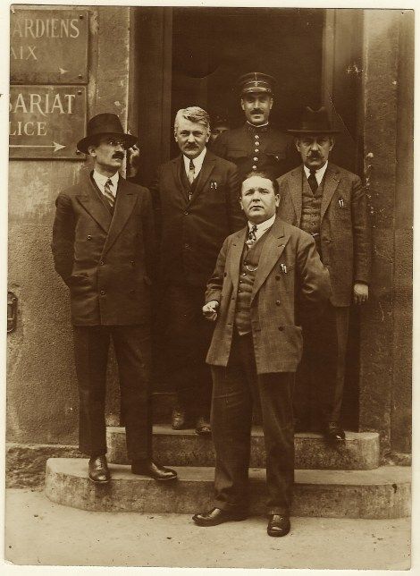 PORTRAIT OF 4 DETECTIVES AND A UNIFORMED OFFICER STANDING IN FRONT OF A POLICE STATION (1930’S) | THE CABINET CARD GALLERY 1930s Detective, Second Story Porch, Plain Clothes, Charles Henry, Private Detective, Police Uniforms, Police Badge, Plain Outfits, Cabinet Card