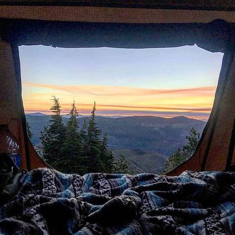 Doesn't a #tentview like this just make you jealous? I wish I could hope in the truck, unfold the #rooftoptent and camp out right now in front of the sunset. Who else wants a set up like this? _________________________________________________ 📷 Credit: @icamptoomuch Tent ⛺: @theoriginalsmittybilt • • • Don't forget to follow @drivecampexplore & @tentparadise for more awesome camping photos! • • • Tag your Roof Top Tent, Off-Road Vehicle, or Tent View with @drivecampexplore to be featured! • • • Rooftop Tent Aesthetic, Camping Trip List, Tent View, Camping Photo, Camping List, Camping Style, Cabin Camping, Women Camping, Camping Area