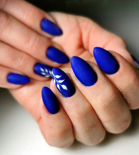 Short Navy Blue Nails Acrylic, Summer Nails Navy Blue, Short Acrylic Nails Dark Blue, Navy Flower Nails, Colbolt Blue Nails, Dark Blue Nails With Design, Blue And Silver Nail Designs, Matte Blue Nails, Navy And Silver Nails