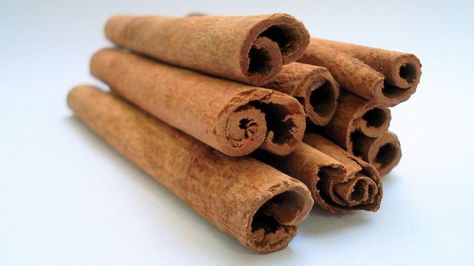 Boil Cinnamon Sticks to De-Odorize Smelly Rooms Pizza Spices, Make Applesauce, Cinnamon Health Benefits, Cassia Cinnamon, Cinnamon Benefits, Burnt Food, Healthy Dog Food, Help Digestion, Healthy Dog Food Recipes