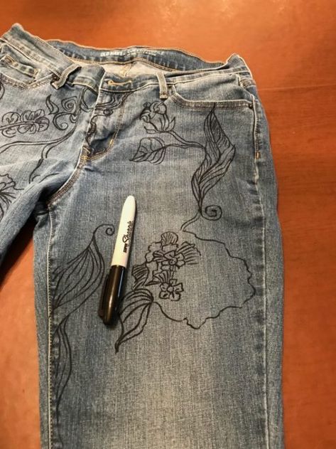 Återvinna Jeans, Refashion Jeans, Jeans Drawing, Blue Jeans Crafts, Denim Art, Diy Vetement, Custom Jeans, Denim Ideas, Painted Jeans