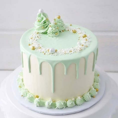 Winter Torte, Christmas Cake Designs, Christmas Cake Decorations, Cake Layers, Xmas Cake, Winter Cake, Toffee Bits, Meringue Buttercream, Gingerbread Cake