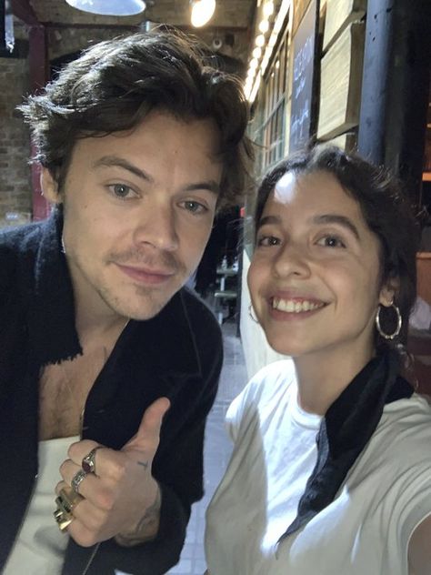 Harry Styles Selfie, Gambar One Direction, Harry Styles Update, Harry 1d, Celebrity Look Alike, Celebrity Style Red Carpet, London Today, Harry Styles Pictures, Harry Styles Photos