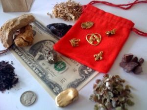 Assembled ingredients for a money drawing mojo bag Summoning Ritual, Health Spells, Spell Bags, Ritual Spells, Simple Spells, Witchy Spells, Fertility Spells, Hoodoo Conjure, Spells That Actually Work