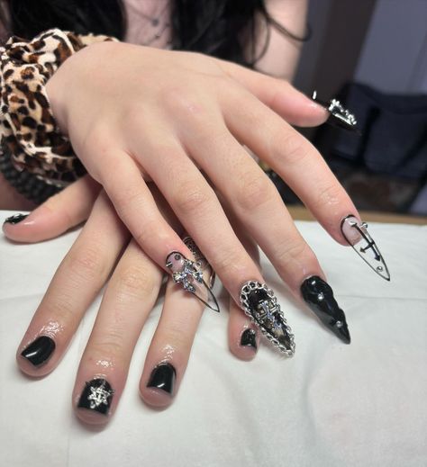 Nails To Play Guitar, Guitarist Manicure, Guitarist Nails Ideas, Short Guitar Nails, Nails For Guitar Players, Guitarist Nails, Short Gothic Nails, Guitar Nails, August Nails