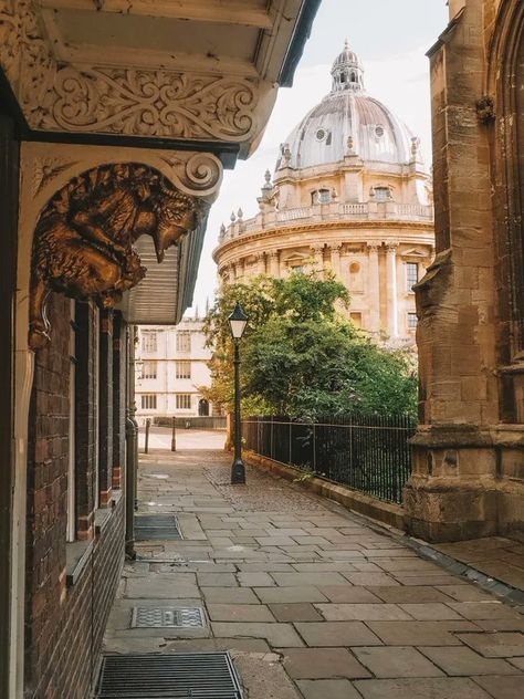 Eleanor Parker su X: "Near this spot, by St Mary's church in Oxford, medieval legend said St Edmund of Abingdon was miraculously saved from being hit by a falling stone. Modern legend claims it was also on this spot that C.S. Lewis was struck by the inspiration for Narnia. Clearly a perilous place... https://t.co/bdlnTXiUdI" / X Oxford Uk Photography, Oxford In Autumn, Oxford Instagram Pictures, Oxford Academia Aesthetic, Aesthetic Oxford University, Oxford Buildings, Oxford Punting, Oxford University Aesthetic, Oxford Aesthetic