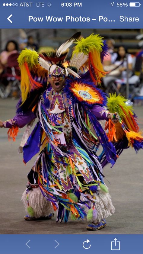 Another awesome fancy dancer Fancy Bustle Regalia, Fancy Regalia, Fancy Dance Outfits, Powwow Dancers, Dance Men, Native Regalia, Native Outfits, Indian Things, Native American Dance