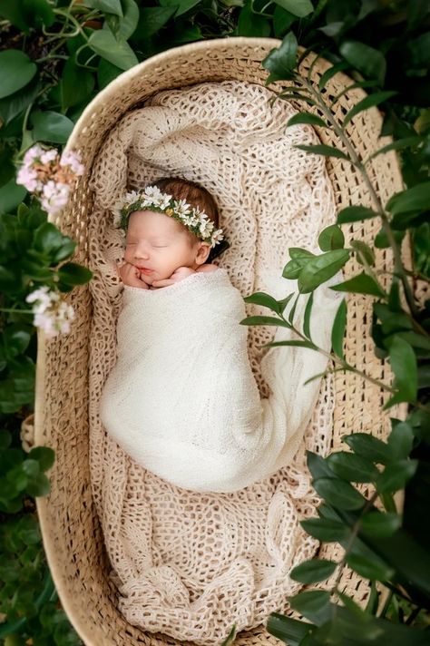 Wreath Newborn Photography, Newborn Nature Photography, Older Newborn Photography, Summer Newborn Pictures, Spring Newborn Pictures, Newborn Outdoor Photoshoot, Newborn Photography Girly, Spring Newborn Photos, Outdoor Newborn Photography