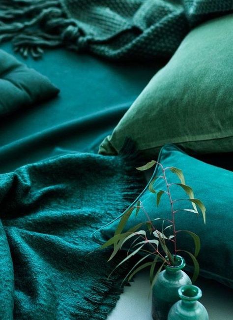 Green Interior Decor, Pillows And Blankets, Vibeke Design, Verde Jade, Dark Green Aesthetic, H&m Home, Interior Paint Colors, Green Interiors, Green Decor