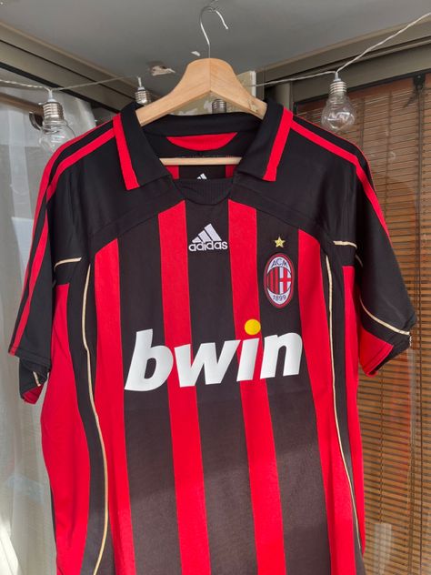 Excelente condición para sus años, estampado 10/10, pequeño detalle interior, considerar años . •Instagram: enlaultimahoja Vintage Football Shirts, Retro Football Shirts, Soccer Uniforms, Retro Football, Vintage Football, Football Kits, Team Shirts, Football Jerseys, Soccer Jersey