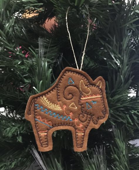 This Felt Southwest Buffao Ornament can be used as a Christmas Ornament or in your decor at any time of the year. This colorful Southwestern Bison design is embroidered on Dark Tan felt. For more Southwest Ornaments click here: https://etsy.me/2m7jS8Z UNBREAKABLE - Safer than glass ornaments around children and pets. However, they are a choking hazard. Each item will have slight differences as they are made by me, one at a time. Native American Christmas Ornaments, Southwest Christmas Decor, Southwestern Christmas Ornaments, Western Christmas Decorations, Southwest Christmas, Buffalo Bison, Felt Crafts Christmas, Folk Art Flowers, Country Christmas Decorations