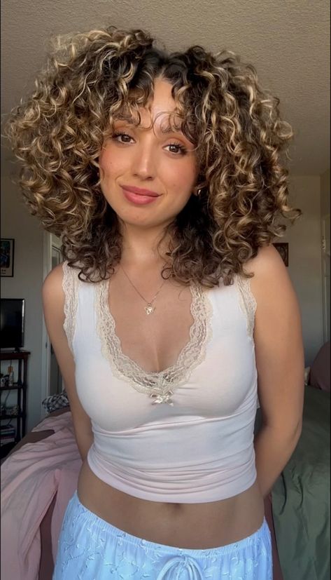 Curly hair curly haircut Short Curly Hair With Blonde Highlights, Brown And Blonde Highlights Curly Hair, Babylights Curly Hair, Summer Curly Hair Color, Short Curly Hair Balayage, Short Curly Hair Highlights, Curly Hair Highlights Caramel, Curly Hair Light Brown, Short Curly Hair Updo