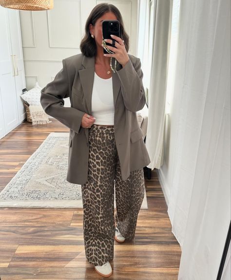 Leopard Palazzo Pants Outfit, Leopard Wide Leg Pants Outfit, Styling Leopard Pants, Wide Leg Leopard Pants Outfit, How To Style Leopard Pants, Leopard Trousers Outfit, Leopard Print Trousers Outfit, Leopard Print Jeans Outfit, Animal Print Pants Outfit