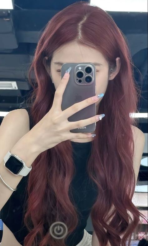 Korean red brown hair color: long waves Red Hair Inspo Aesthetic, Red Brown Hair Color Ideas, Summer Wavy Hair, Hair Inspo Aesthetic, Grunge Asian, Brown Hair Korean, Cherry Brown Hair, Cold Makeup, Reddish Brown Hair Color