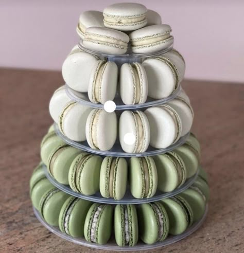 Décoration Baby Shower, Sweet Table Wedding, Olive Green Weddings, Green Cupcakes, Macaron Tower, Dessert Bar Wedding, Green Themed Wedding, Green Baby Shower, Sage Wedding