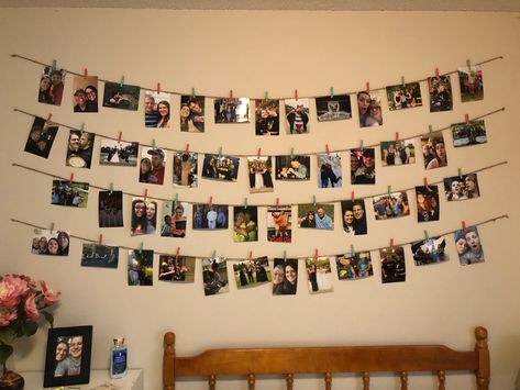 Photo Wall Clothespin, Pic Hanging Ideas, Hanging Photo Wall, Diy Photo Wall Bedroom, Hanging Pictures On String, Hanging Photos On The Wall Ideas, Photo Decorating Ideas, Picture Board Ideas, Family Photo Displays