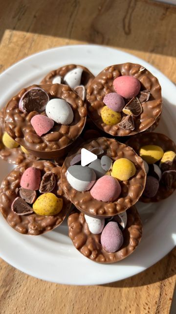 Rachel Hornibrook on Instagram: "4 INGREDIENT MINI-EGG CHOCOLATE CRISPY CUPS ✨🐣 The perfect easy no-bake treat to make for Easter with just 4 ingredients - chocolate, peanut butter, rice crispies & mini eggs. 🤌🏻 

Full recipe below, tag who would love these. Don’t forget to save the recipe for later 📌

Follow me for lots of more easy & delicious recipes @rachelhornibrook

Makes 11-12 Mini cups 

Mini muffin tray (either silicon or lined with paper cases) 

Note: if you don’t like peanut butter/have allergies, you can replace it with any other nut butter/biscoff spread/nutella or some butter. 

200g milk chocolate 
4 tbsp peanut butter (I like to use smooth)
40g rice crispies
30g mini eggs, lightly crushed 

Melt the chocolate in a large bowl in the microwave for 10 second bursts until Peanut Butter Rice Crispies, Rice Crispie, Egg Chocolate, Chocolate Crackles, Mini Cups, Biscoff Spread, Nutella Spread, Easter Stuff, Jam Cookies