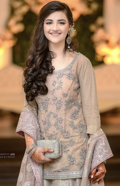 Brides side at the engagement Sarara Dress Hairstyle, Hairstyles For Sarara Dress, Occasional Hairstyles, Hide Dp, Bridal Makup, Sarara Dress, Reception Hairstyles, Pakistani Bridal Hairstyles, Hairstyles For Indian Wedding