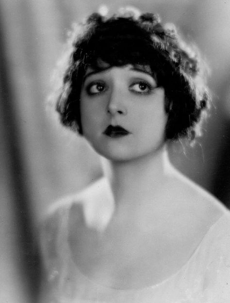 20s Hair, 1920s Makeup, White Zombie, Clara Bow, Old Makeup, Carole Lombard, Human Poses Reference, Film Actress, Film History