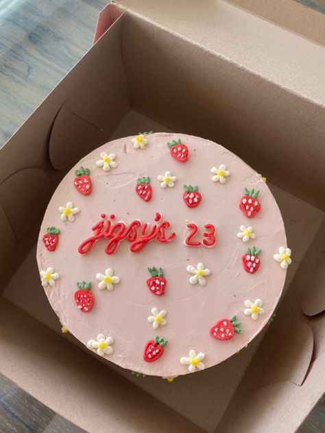 Pink Birthday Cake Strawberry, Daisy Strawberry Cake, Strawberry And Daisy Cake, Sweet 16 Strawberry Cake, Strawberry Decorated Cake Birthday, Strawberry Lunchbox Cake, Strawberry Cake Birthday Girl, Strawberry Aesthetic Cake, Pink Strawberry Birthday Cake