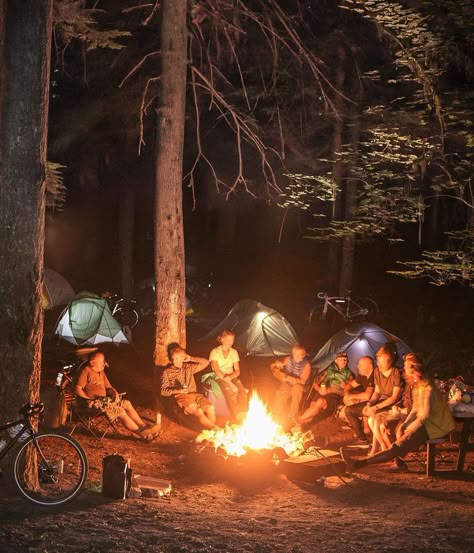 My kinda camping Camping Ideas For Couples, Night Camping, Kayak Camping, Camping Photography, Camping Aesthetic, Camping Destinations, A Group Of People, Backpacking Camping, Camp Fire