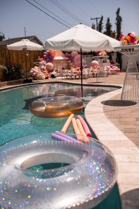 Glitz And Glam Pool Party, Beach House Party Ideas, Pink Birthday Pool Party, Cute Pool Party Ideas, Pool Party Set Up, Beach House Birthday Party, Kids Party Aesthetic, Sweet 16 Pool Party Ideas, Backyard Pool Party Ideas