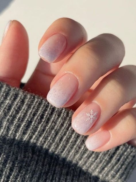 Simple Winter French Tip Nails, Snow Tipped Nails, Simple Nails Short Winter, Gel Nails Christmas Short, Gel Nails Short Winter, Cream Winter Nails, Short Nails Snowflake, Simple Winter Nails Short Gel, Short Natural Winter Nails