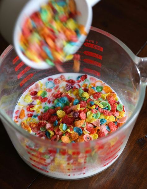 Fruity Pebble Cupcakes, Milk Frosting, Frosting Cookies, French Macaroon Recipes, Cereal Flavors, Fruity Pebbles Cereal, Cookies And Cups, Cereal Dessert, Frosting Recipes Easy